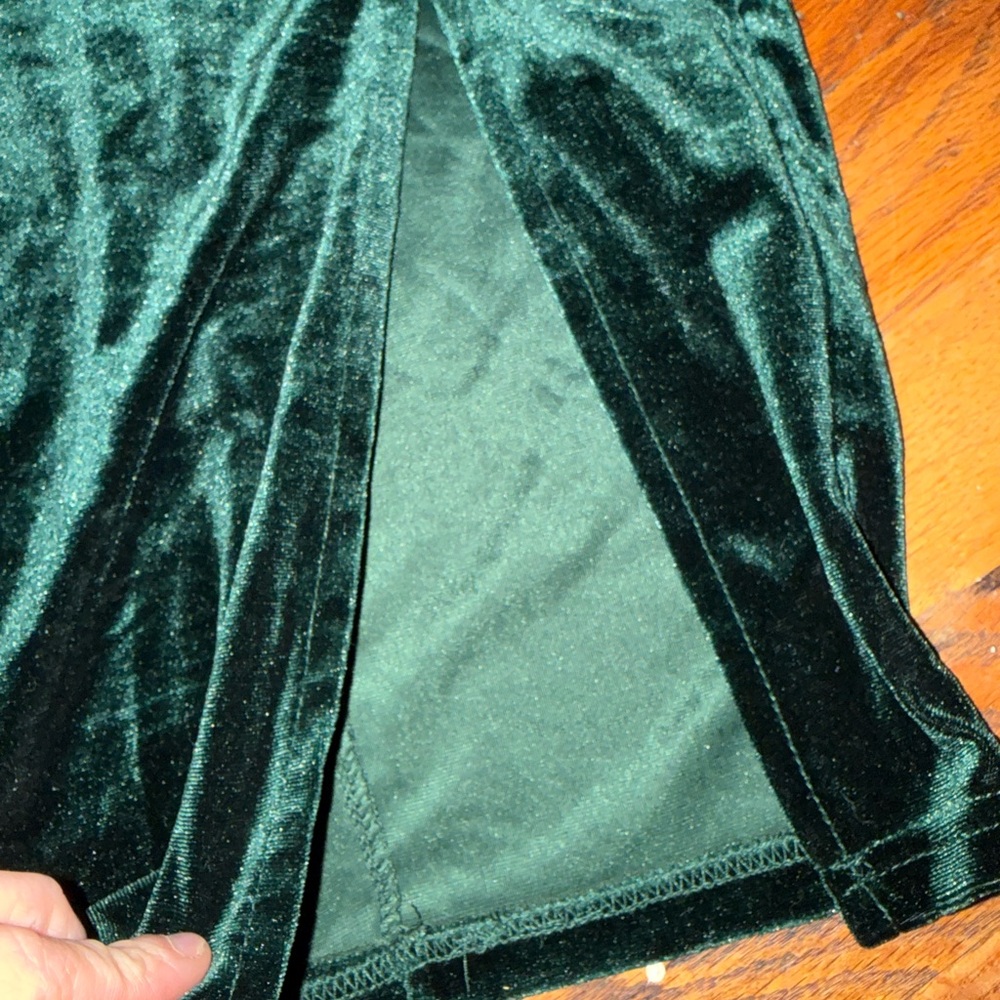 Elegant Green Velvet Evening Gown - Picture 2 of 5